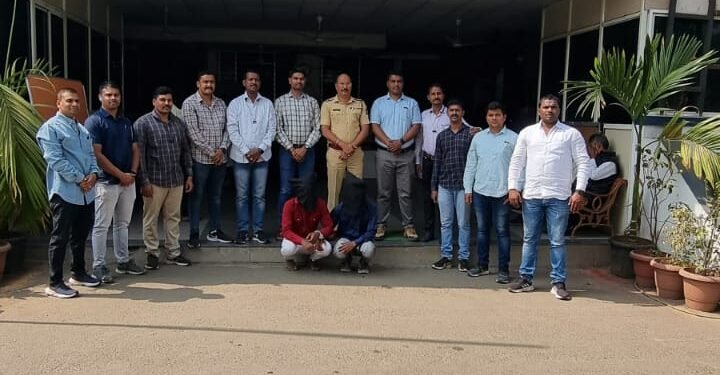 खुनाच्या गुन्हयात फरार असलेल्या दोन आरोपींना ठोकल्या बेडया भारती विद्यापीठ पोलीसांची कामगिरी