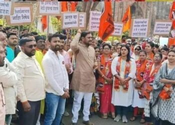 शिक्षणक्षेत्रात पालकांची लुट विरोधात मनसे जिल्हाध्यक्ष मनदिप रोडे यांच्या नेतृत्वात तीव्र आंदोलन.