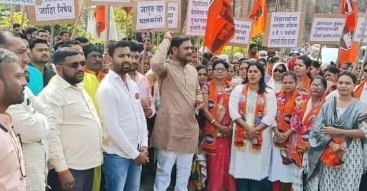 शिक्षणक्षेत्रात पालकांची लुट विरोधात मनसे जिल्हाध्यक्ष मनदिप रोडे यांच्या नेतृत्वात तीव्र आंदोलन.