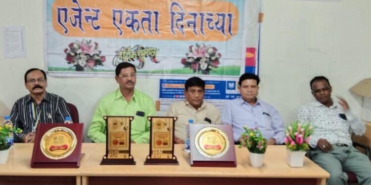 सावनेर: लियाफीतर्फे उत्कृष्ट व शतकविर अभिकर्ता यांचा सत्कार.