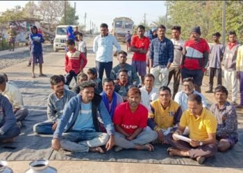 ग्राम पंचायत सकमूरच्या निष्काळजी पणामूळे गावकऱ्यांची तहान चवाट्यावर, पिण्याचा पाण्यासाठी गावकऱ्यांची धरणे आंदोलन व उपोषण.