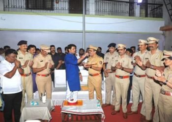 खासदार डॉ. श्रीकांत शिंदे यांच्या वाढदिवसा निमित्त पोलिस बांधवांना गणवेशाचे वाटप.