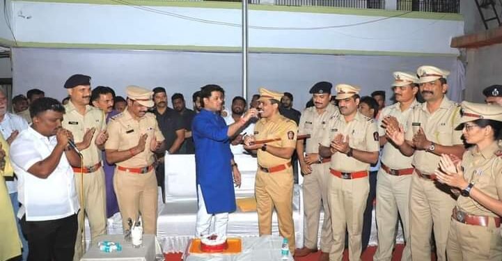 खासदार डॉ. श्रीकांत शिंदे यांच्या वाढदिवसा निमित्त पोलिस बांधवांना गणवेशाचे वाटप.