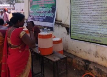 राजुरा येथे स्वामी नरेंद्राचार्य पादुका दर्शन सोहळ्यात नेफडो तर्फे पिण्याचे पाणी वाटप.