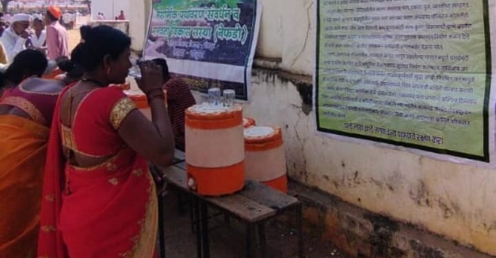 राजुरा येथे स्वामी नरेंद्राचार्य पादुका दर्शन सोहळ्यात नेफडो तर्फे पिण्याचे पाणी वाटप.