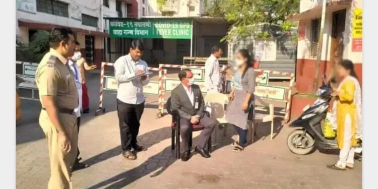 बीड जिल्हा शल्य चिकित्सकांकडून गेटवरच हजेरी; लेट लतीफ कर्मचाऱ्यांची उडाली ताराबंध.