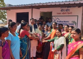 महाराष्ट्र राज्य ग्रामीण जीवनोन्नती अभियान उमेदच्या क्रॉप शॉपचे आ. सुभाष धोटे यांच्या हस्ते  उद्घाटन.