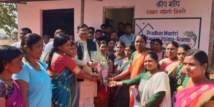 महाराष्ट्र राज्य ग्रामीण जीवनोन्नती अभियान उमेदच्या क्रॉप शॉपचे आ. सुभाष धोटे यांच्या हस्ते  उद्घाटन.