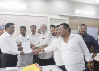 उल्हासनगर महानगरपालिका हद्दीतील विविध विकास कामे व नागरी समस्यां संदर्भात बाळासाहेबांची शिवसेनेच्या नेत्यांनी महापालिका आयुक्ताची घेतली भेट