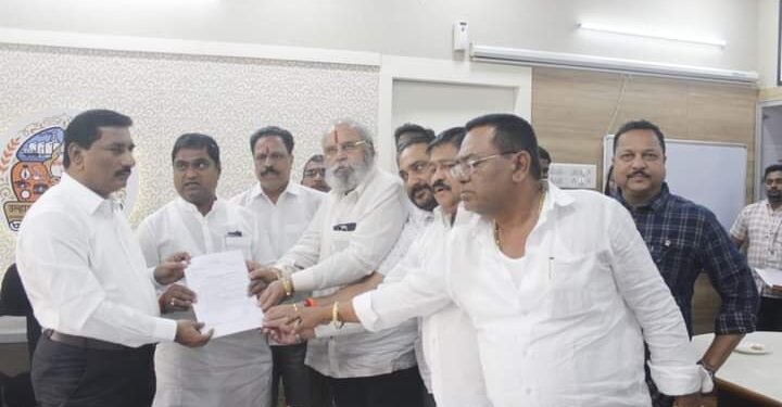 उल्हासनगर महानगरपालिका हद्दीतील विविध विकास कामे व नागरी समस्यां संदर्भात बाळासाहेबांची शिवसेनेच्या नेत्यांनी महापालिका आयुक्ताची घेतली भेट