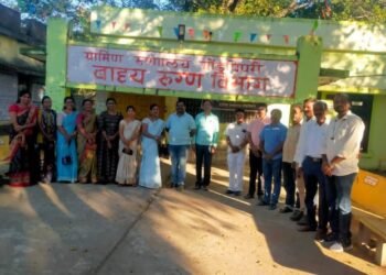 गोंडपिपरी: माजी जि.प.सदस्य सौ वैष्णवी बोडलावार यांच्या वाढदिवसानिमित्त रूग्णांना व स्तनदा मातांना फळवाटप.