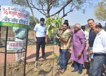 प्रसिध्द अभिनेते सयाजी शिंदे यांच्या हस्ते आज सामाजिक न्याय भवन ते सेवाग्राम रेल्वेस्टेशन रस्त्याच्या कडेला वृक्षारोपण.