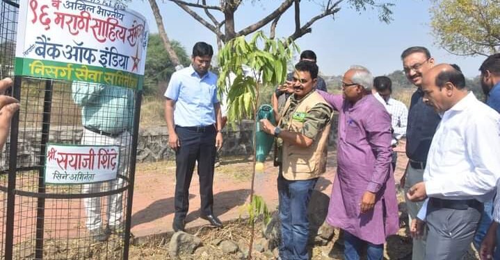 प्रसिध्द अभिनेते सयाजी शिंदे यांच्या हस्ते आज सामाजिक न्याय भवन ते सेवाग्राम रेल्वेस्टेशन रस्त्याच्या कडेला वृक्षारोपण.