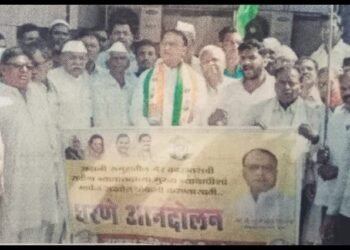 काँग्रेस जिल्हा अध्यक्ष राजाभाऊ देशमुख यांच्या नेतृत्वाखाली काँग्रेसचे धरणे आंदोलन.