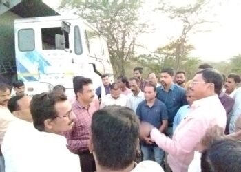 राजुरा: अवैध जड वाहतुकी विरोधात आमदार सुभाष धोटे आक्रमक, शेकडो कार्यकर्त्यांसह काँग्रेसचे चक्काजाम आंदोलन.