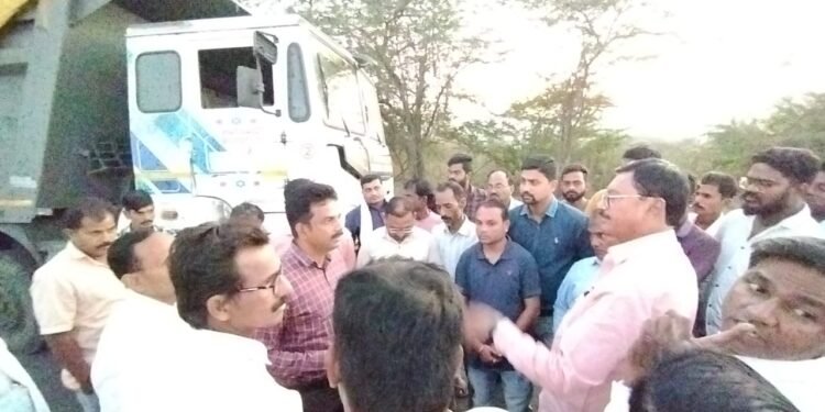 राजुरा: अवैध जड वाहतुकी विरोधात आमदार सुभाष धोटे आक्रमक, शेकडो कार्यकर्त्यांसह काँग्रेसचे चक्काजाम आंदोलन.