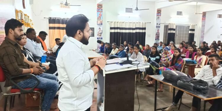 मुख्यमंत्री एकनाथ शिंदे यांच्या वाढदिवशी गडचिरोलीत बाळासाहेबांची शिवसेनेने केले स्पर्धा परीक्षेचे आयोजन.