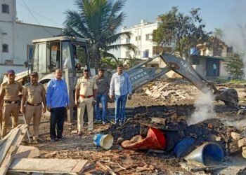 अवैधपणे चालणाऱ्या गावठी हातभटटी वारुच्या अहयाचे लोणीकाळभोर पोलीस ठाणे कडुन करण्यात आले समुळ उच्चाटन एकुण ८८,०००/- रुपये किंमतीचा मुददेमाल केला नष्ट