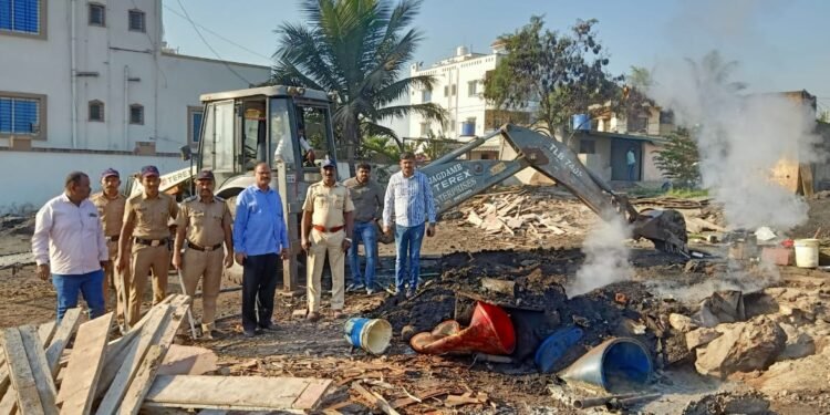 अवैधपणे चालणाऱ्या गावठी हातभटटी वारुच्या अहयाचे लोणीकाळभोर पोलीस ठाणे कडुन करण्यात आले समुळ उच्चाटन एकुण ८८,०००/- रुपये किंमतीचा मुददेमाल केला नष्ट