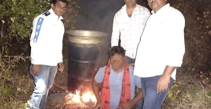 समुद्रपुर तालुक्यात अवैध दारू व रेती तस्करी करणार्या लोकांनवर पोलिसांची धडक कारवाई.