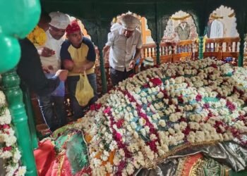 मा.आमदार दिपकदादा आत्राम यांनी सिरोंचा येथील वल्ली हैदर शाह बाबा उर्स उत्साहाला भेट, चादर चढवून, घेतले बाबांचे दर्शन.