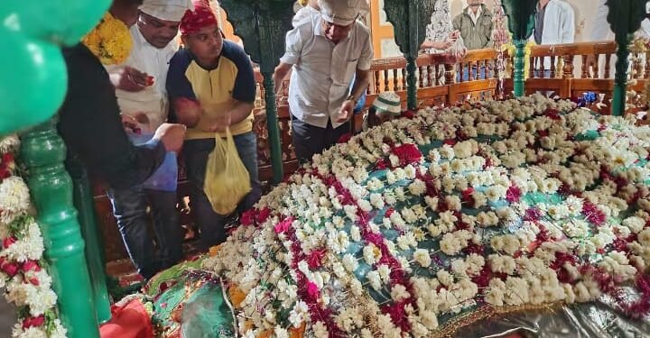 मा.आमदार दिपकदादा आत्राम यांनी सिरोंचा येथील वल्ली हैदर शाह बाबा उर्स उत्साहाला भेट, चादर चढवून, घेतले बाबांचे दर्शन.