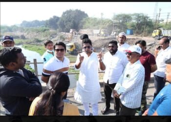 बीड मधून जाणारी बिंदुसरा नदी स्वच्छता मोहिमेत जिल्हाधिकाऱ्यांना डॉ. योगेश क्षीरसागरांची साथ.