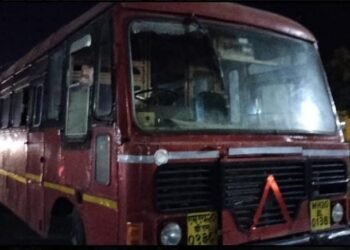 केज तालुक्यात रापम च्या एसटी बसवर दगड फेक वाहक व प्रवासी किरकोळ जखमी.