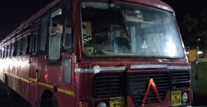 केज तालुक्यात रापम च्या एसटी बसवर दगड फेक वाहक व प्रवासी किरकोळ जखमी.