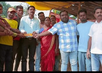 बासागुडा (येचली) येथील टेनिस बॉल क्रिकेट सामन्याचे माजी सरपंच विजय कुसनाके यांच्या हस्ते बक्षीस वितरण.