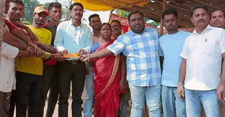 बासागुडा (येचली) येथील टेनिस बॉल क्रिकेट सामन्याचे माजी सरपंच विजय कुसनाके यांच्या हस्ते बक्षीस वितरण.