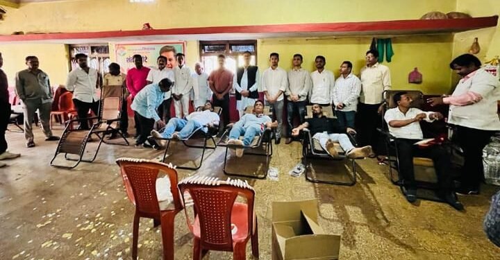 शंतनू धोटे यांचा वाढदिवस उत्साहात : अवघ्या तीन तासात ५१ रक्तदात्यांनी केले रक्तदान.