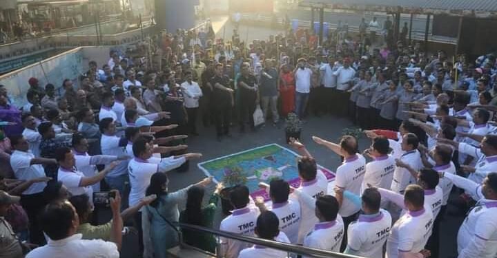 ठाणे स्टेशन परिसरात राबविलेल्या विशेष मोहिमेत ‘स्वच्छतेचा जागर’, ठाणे शहर स्वच्छ ठेवण्याची नागरिकांनी घेतली शपथ.
