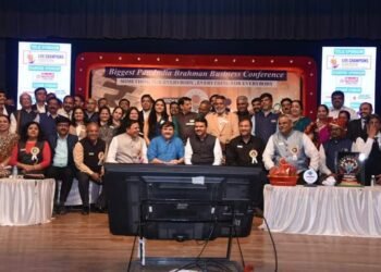 ब्राह्मण बिझनेस नेटवर्किंग ग्लोबलच्या उद्यम कौस्तुभ पुरस्कारांचे उपमुख्यमंत्री देवेंद्र फडणवीस यांच्या हस्ते वितरण.