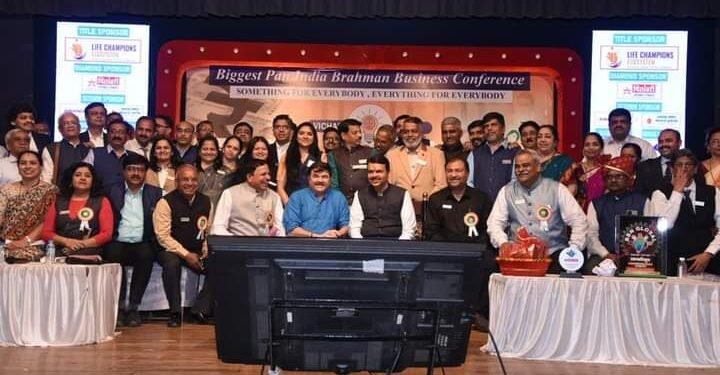 ब्राह्मण बिझनेस नेटवर्किंग ग्लोबलच्या उद्यम कौस्तुभ पुरस्कारांचे उपमुख्यमंत्री देवेंद्र फडणवीस यांच्या हस्ते वितरण.
