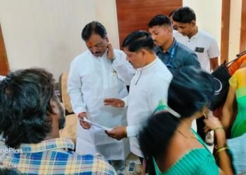 गडचिरोली जिल्हाधिकारी संजय मिना यांना हटवा: वंचित बहुजन आघाडीची विरोधी पक्षनेते अबादास दानवे यांच्याकडे मागणी.