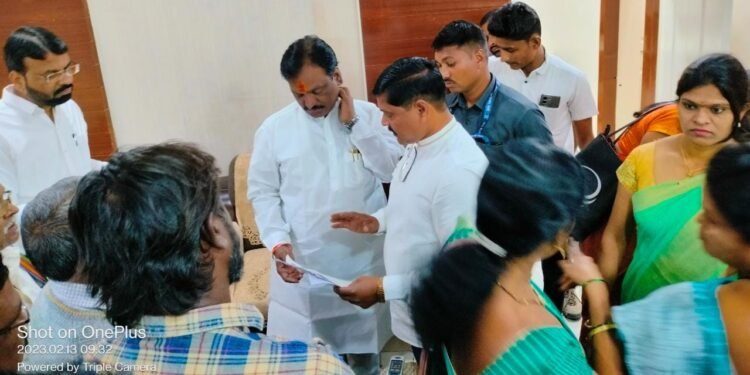 गडचिरोली जिल्हाधिकारी संजय मिना यांना हटवा: वंचित बहुजन आघाडीची विरोधी पक्षनेते अबादास दानवे यांच्याकडे मागणी.