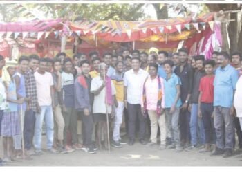 नैनगुडा येथील ग्रामीण कबड्डी व व्हॉलीबॉल सामन्याचे माजी आमदार दिपकदादा आत्राम यांच्या हस्ते बक्षीस वितरण.