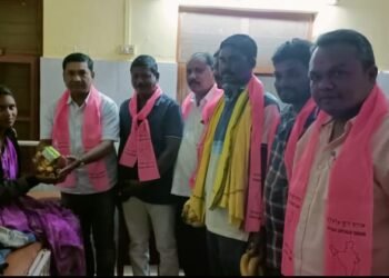 तेलंगाणाचे मुख्यमंत्री के.सी.आर यांच्या वाढदिवसा निमित्त आलापल्ली, नागेपल्ली व अहेरी येथील रुग्णांना फळे व बिस्कीट वाटप.