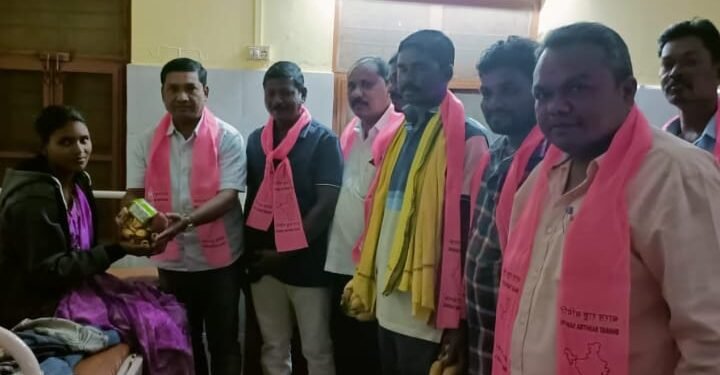 तेलंगाणाचे मुख्यमंत्री के.सी.आर यांच्या वाढदिवसा निमित्त आलापल्ली, नागेपल्ली व अहेरी येथील रुग्णांना फळे व बिस्कीट वाटप.