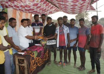 काटेपल्ली येथील ग्रामीण व्हॉलीबॉल सामन्याचे माजी आमदार दिपकदादा आत्राम यांच्या हस्ते बक्षीस वितरण.