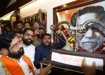 निवडणूक आयोगाने  निर्णयानंतर मुख्यमंत्री शिंदे यांनी आनंद आश्रम येथे बाळासाहेब ठाकरे व आनंद दिघे यांच्या प्रतिमेला वंदन करून आशिर्वाद घेतला.