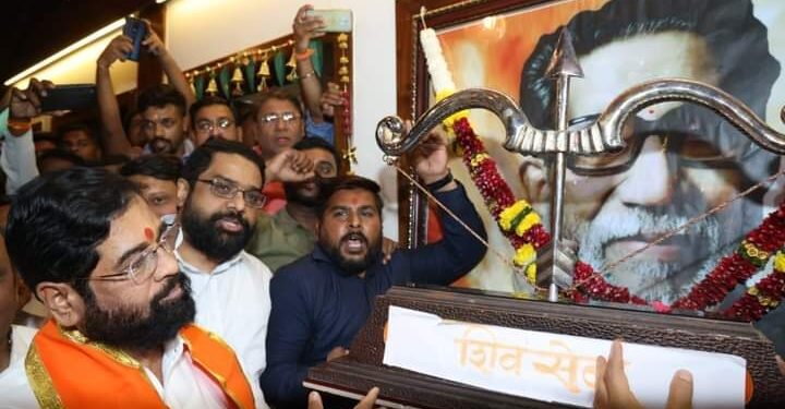 निवडणूक आयोगाने निर्णयानंतर मुख्यमंत्री शिंदे यांनी आनंद आश्रम येथे बाळासाहेब ठाकरे व आनंद दिघे यांच्या प्रतिमेला वंदन करून आशिर्वाद घेतला.