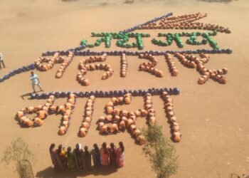 राजुरा:आदर्श शाळेत विध्यार्थी साखळी मधून “जय जय महाराष्ट्र माझा”चा संदेश, राज्यगीताचेही केले सामूहिक गायन.