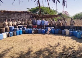 समुद्रपुर पोलिस स्टेशन हद्दीत शिवणी पारधी बेड़ा येथे वॉश आउट मोहीम, लाखोंची गावठी दारू जप्त, 3 व्यक्ती वर कार्यवाही.