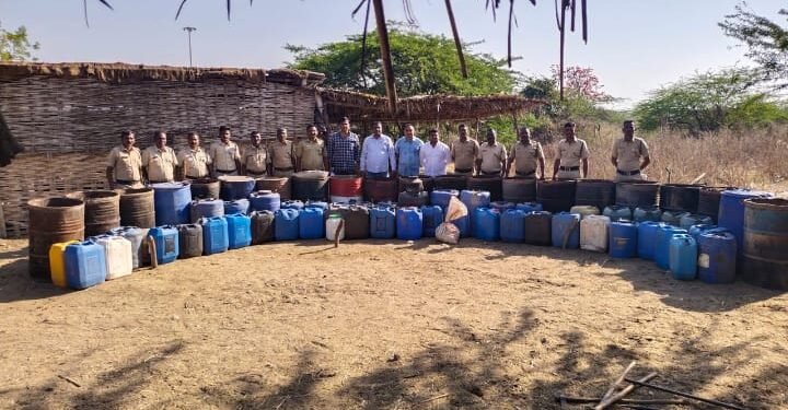 समुद्रपुर पोलिस स्टेशन हद्दीत शिवणी पारधी बेड़ा येथे वॉश आउट मोहीम, लाखोंची गावठी दारू जप्त, 3 व्यक्ती वर कार्यवाही.