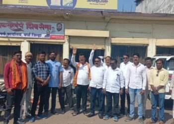 शिवसेना व धनुष्यबाण एकनाथ शिंदे गटाकडे, वर्धा शिवसेना कार्यालया समोर फटाके फोडून केंद्रीय निवडणूक आयोगाच्या निर्णयाचे केले स्वागत.