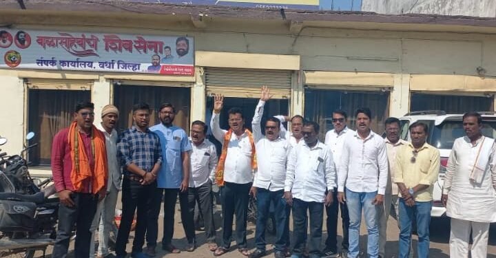 शिवसेना व धनुष्यबाण एकनाथ शिंदे गटाकडे, वर्धा शिवसेना कार्यालया समोर फटाके फोडून केंद्रीय निवडणूक आयोगाच्या निर्णयाचे केले स्वागत.