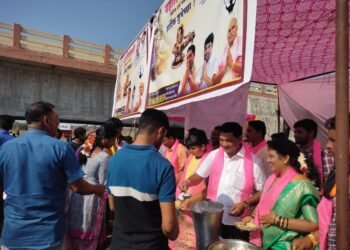 अहेरी: महाशिवरात्री निमित्य वांगेपल्ली येथे भारत राष्ट्र समिती पक्षा तर्फे भाविकांना महाप्रसाद वाटप.