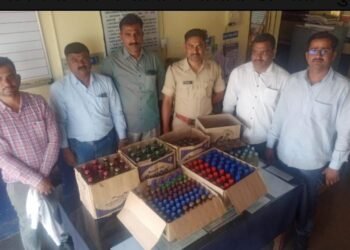 बीड: ड्राय -डे असताना मोठ्या प्रमाणात दारू विक्री करणाऱ्या दोन बार आणि गुटखा विक्री करणाऱ्यांवर कारवाई.